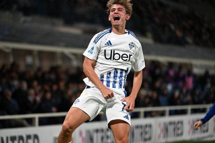 科莫与皇马博弈！意甲弱旅推动中场天才转会，未来充满变数